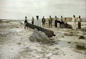 Soldater og kanoner i en gammel tyrkisk festning, Tunisia eller Tripolitania, 3. mars 1916 (autokrom) av Albert Samama Chikli